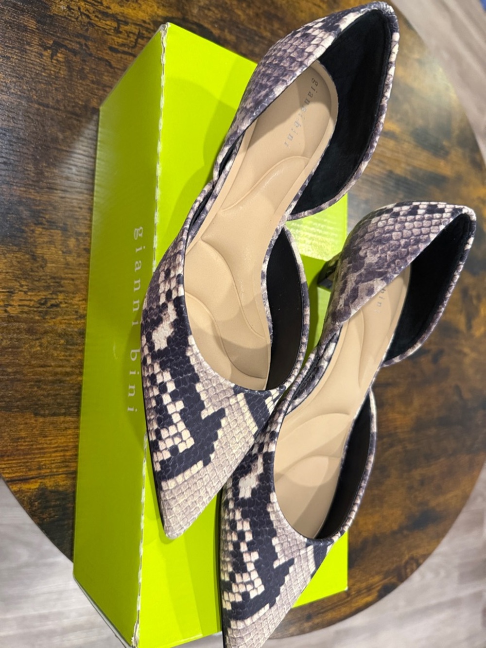 Gianni Bini Pointed Snake-Print Kitten heel in Cream and Black